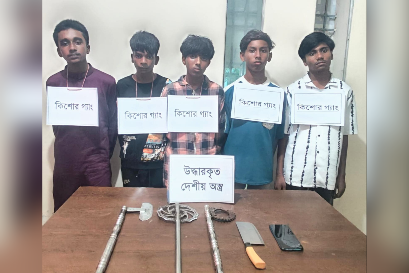 বাবুরহাট থেকে দেশীয় অস্ত্রসহ   ৫ কিশোর গ্যাং সদস্য আটক