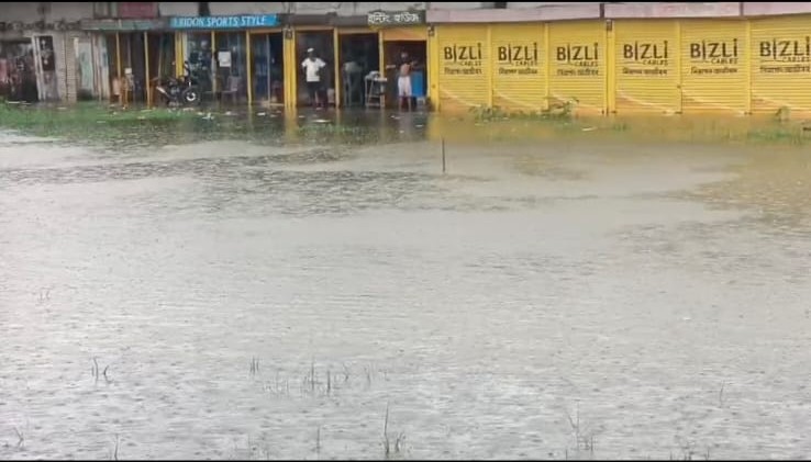 ৩ ঘন্টার বৃষ্টিতে ডুবলো নোয়াখালী শহর, দুর্ভোগ চরমে