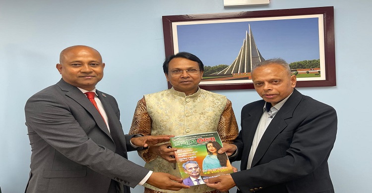 প্রেস মিনিস্টার গোলাম মোর্তুজার হাতে ‘প্রবাস মেলা’র সৌজন্য কপি
