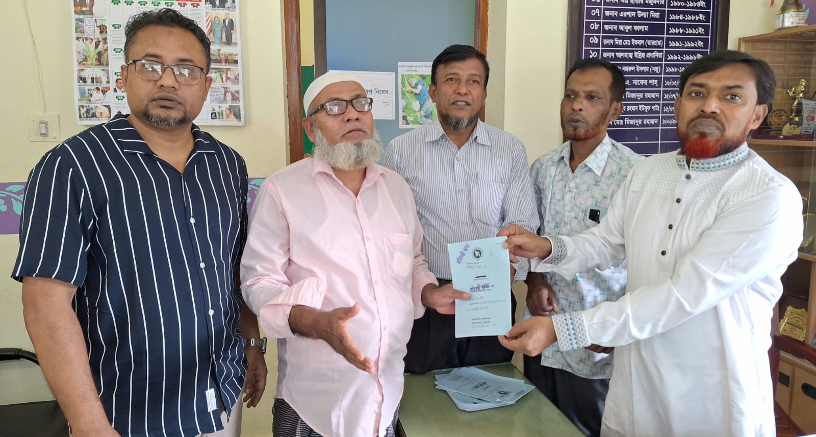 বাকিলা ইউপি চেয়ারম্যানের মানবিকতায় প্রতিবন্ধীরা পেলাে ভাতা কার্ড