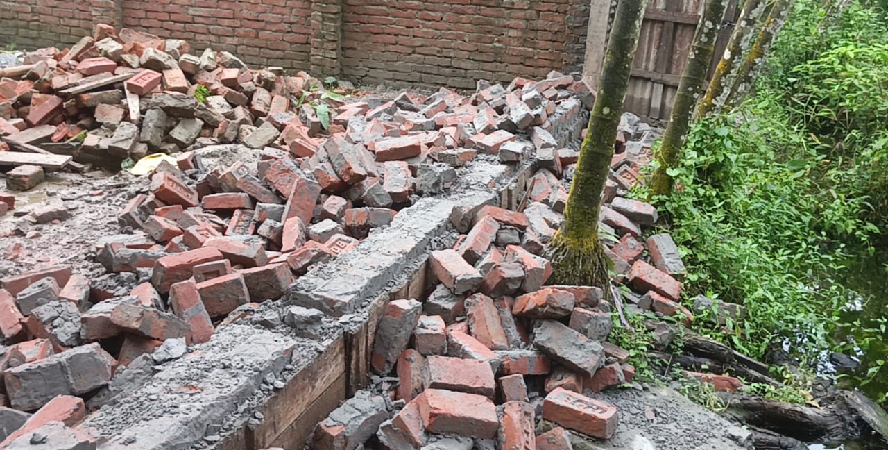 ফরিদগঞ্জে সম্পত্তিগত বিরোধে এক ভাইয়ের সীমানা প্রাচীর ভাঙ্গলো অপর ভাই