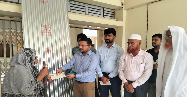 কচুয়ায় ১৬টি পরিবারকে ঢেউটিন ও সহায়তার চেক বিতরণ
