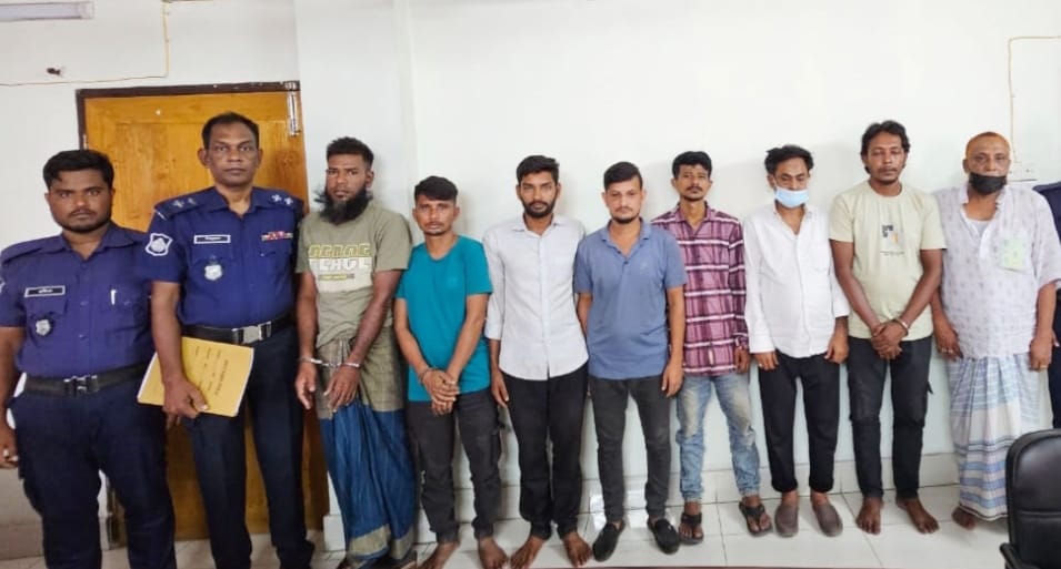 মেঘনায় জাহাজভর্তি চিনি চোরাচালান রুখে দিলো নৌ পুলিশ।। আটক ৮