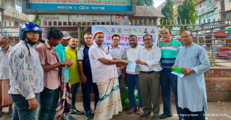 দেওয়ানহাট মোড়ে পথচারী ও চালকদের মাঝে সচেতনতামূলক কার্যক্রম