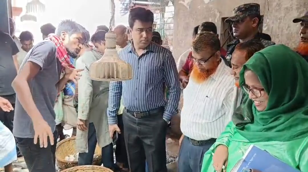 বড় স্টেশনে মৎস্য অবতরণ কেন্দ্রে ইলিশের বাজার নিয়ন্ত্রণে অভিযান