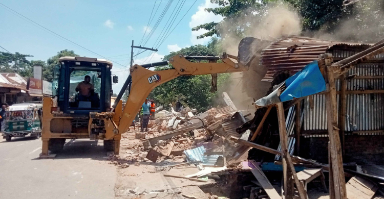 ভেঙ্গে দেয়া হলো অবৈধভাবে গড়ে ওঠা শতাধিক ব্যবসা প্রতিষ্ঠান