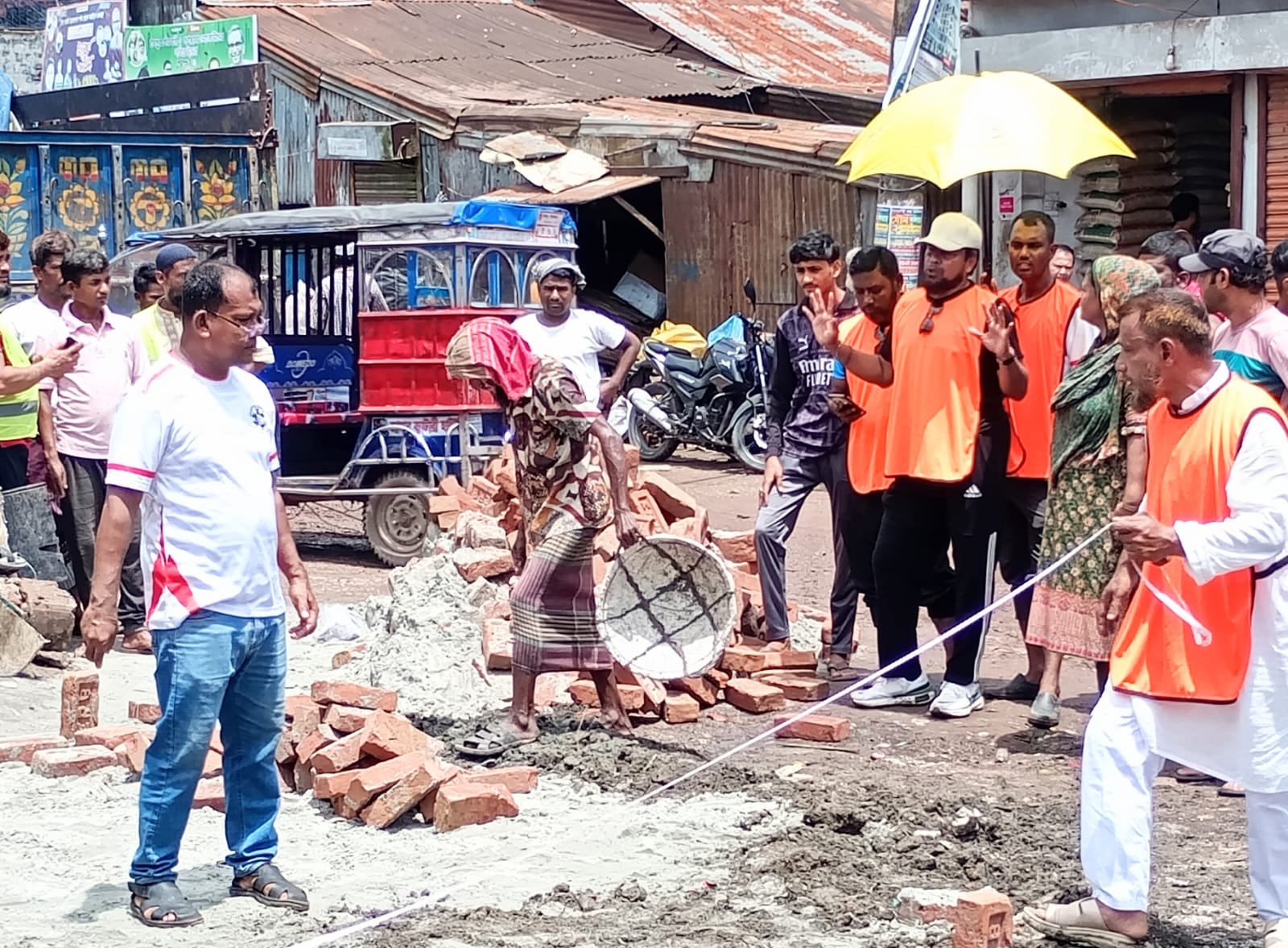 পুরাণবাজারে পৌরসভার ময়লা ফেলার স্থানটি পাকা করে দিয়েছে 'ক্লিন চাঁদপুর'