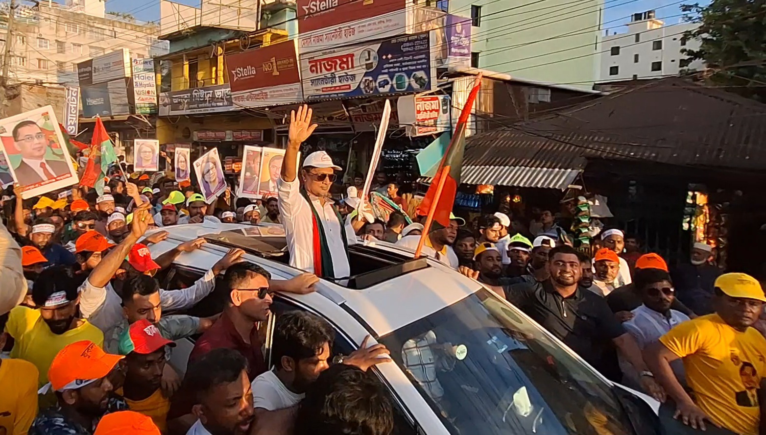হাজীগঞ্জে কয়েক কিলোমিটার সড়কজুড়ে ইঞ্জি. মমিনুলের র‌্যালি