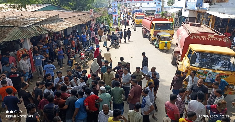 চাঁদপুর শহরে রংভিত্তিক সিএনজি-অটোবাইক চলাচল নিয়ে চালকদের বিক্ষোভ