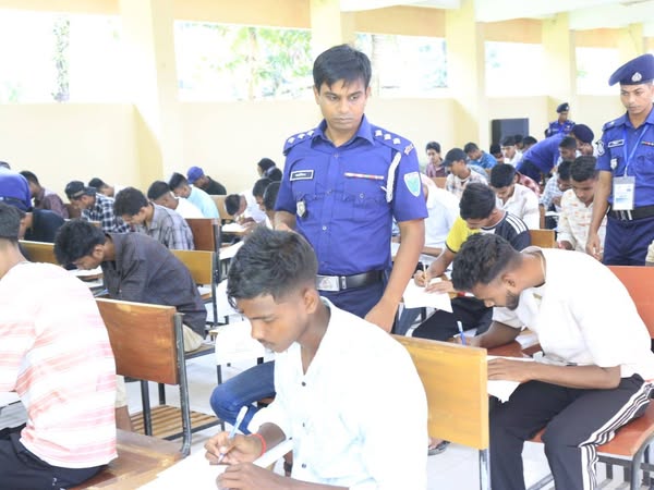 মৌলভীবাজারে কনস্টেবল পদে নিয়োগের লিখিত পরীক্ষা