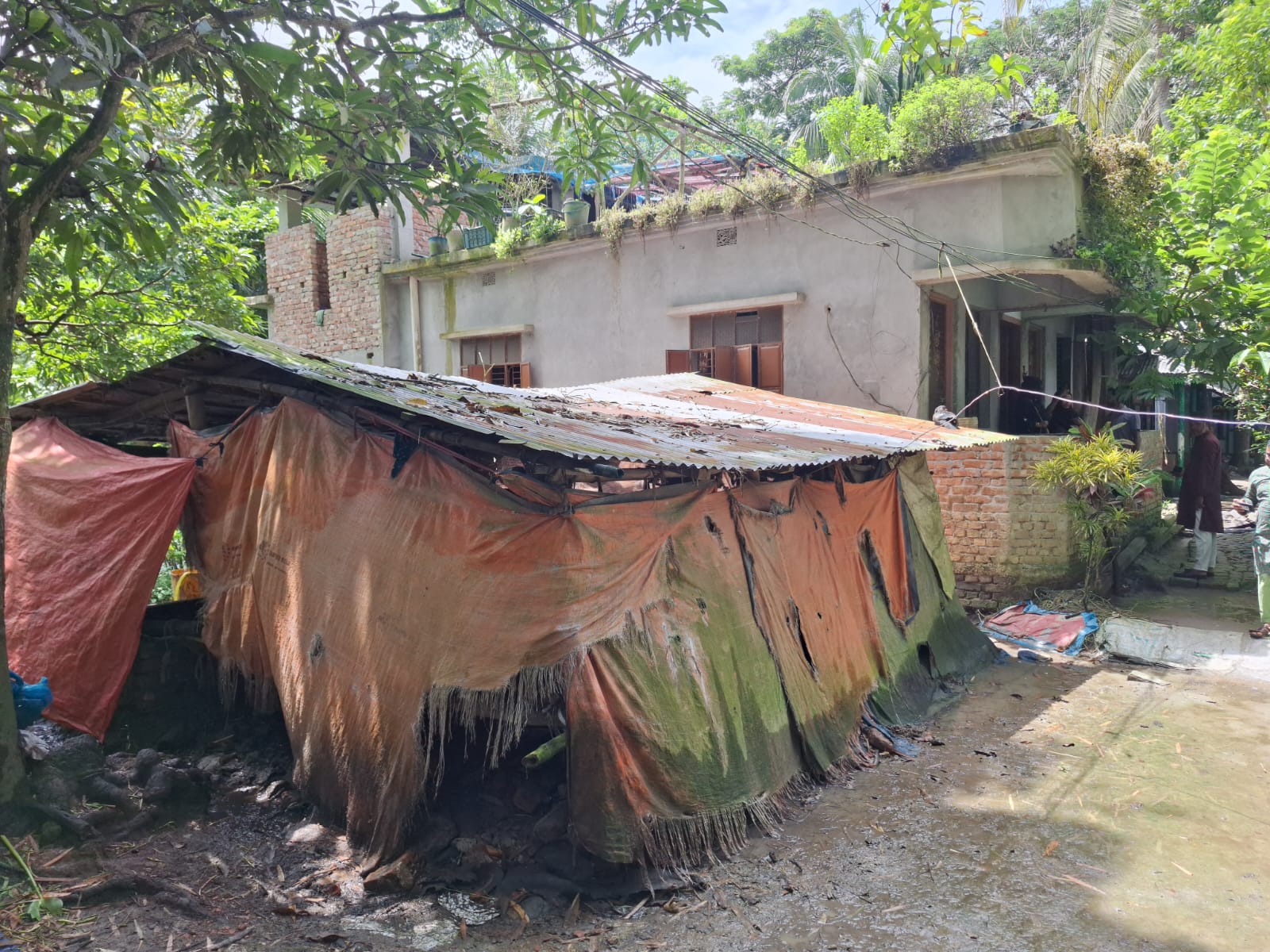 দুর্গন্ধের প্রতিবাদ করায় নারী ও শিশুকে পিটিয়ে জখম