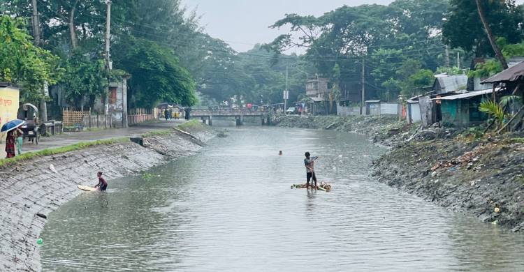 মরা খাল পুনরুদ্ধারের পর ভেলা নিয়ে ঘুরছে কিশোর