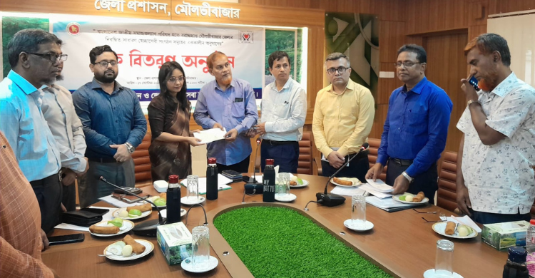 মৌলভীবাজারে স্বেচ্ছাসেবী সংগঠনের মধ্যে আর্থিক অনুদানের চেক বিতরণ