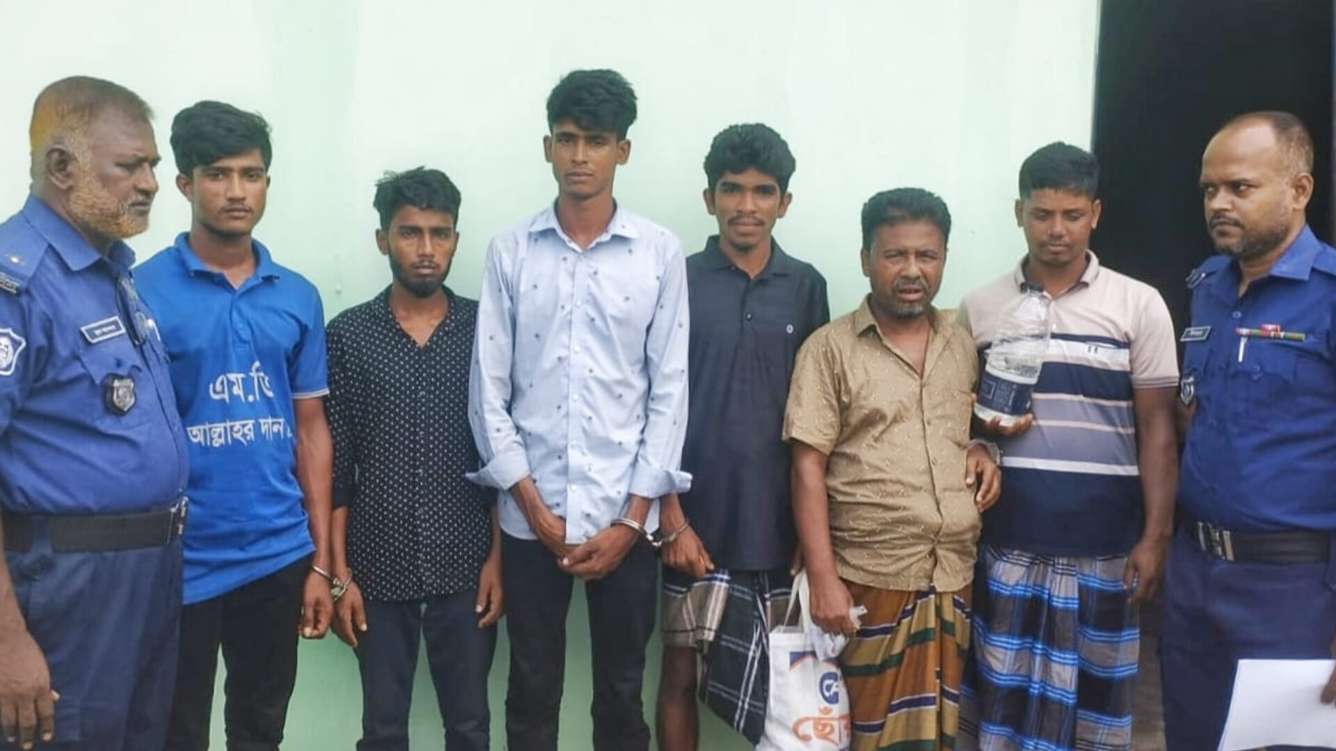 অবৈধ বালু উত্তোলনের অভিযানে ড্রেজার বাল্কহেড ও নৌকাসহ আটক ৯