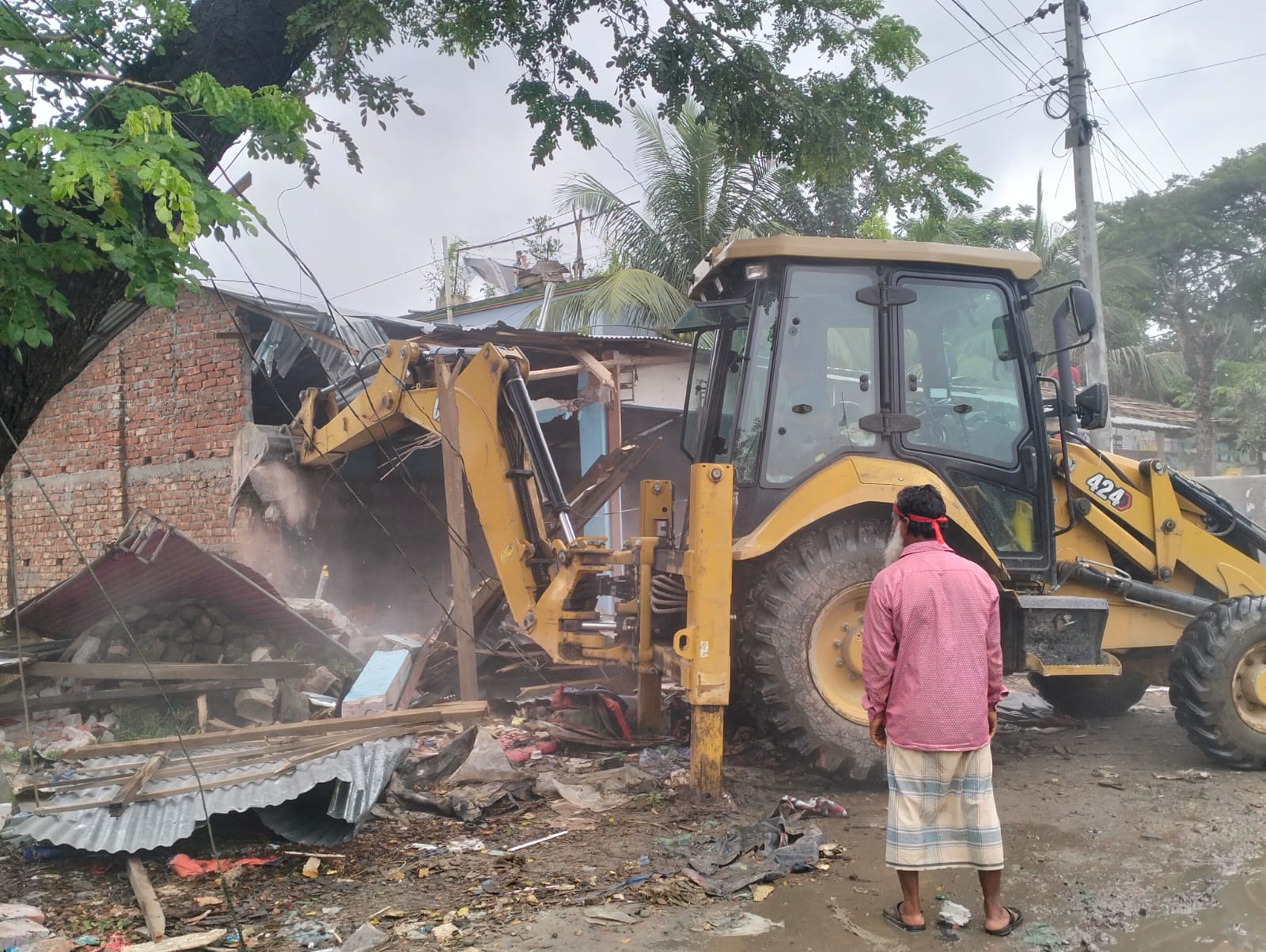 কচুয়ায় সড়কের দুপাশের শতাধিক অবৈধ স্থাপনা উচ্ছেদ