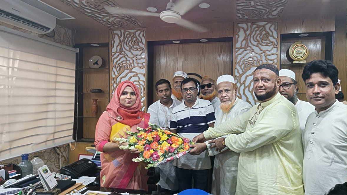 ফরিদগঞ্জে আ. রহমান মৃধা ওয়াকফ্ এস্টেটের সভায় ইউএনওকে ফুলেল শুভেচ্ছা