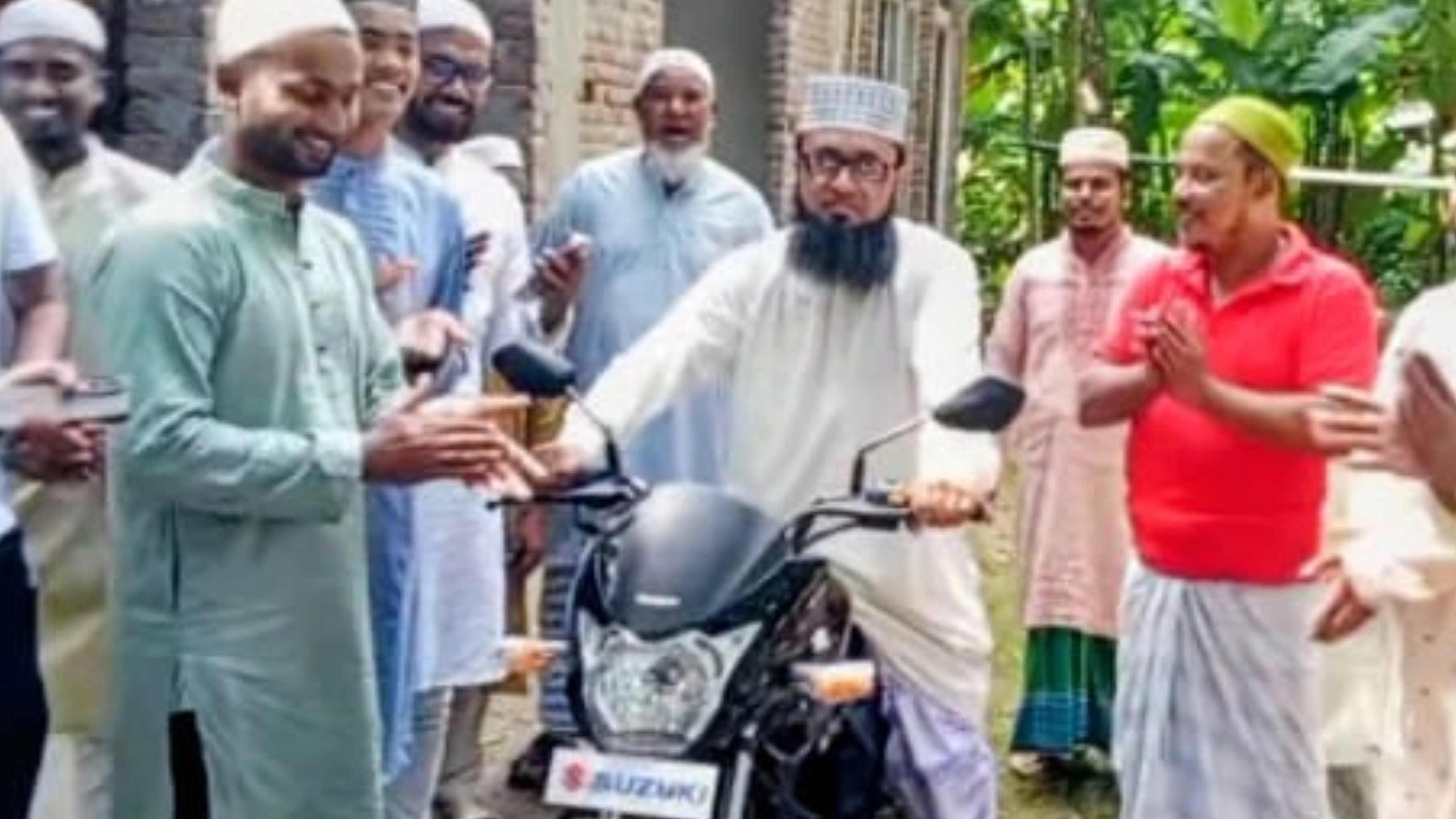 তেইশ বছর ইমামতি করে মুসল্লিদের কাছ থেকে মোটরসাইকেল উপহার পেলেন ইমাম সাহেব