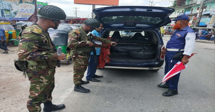 ফরিদগঞ্জ আর্মি ক্যাম্পের তত্ত্বাবধানে যৌথ বাহিনীর ভ্রাম্যমাণ চেকপোস্ট