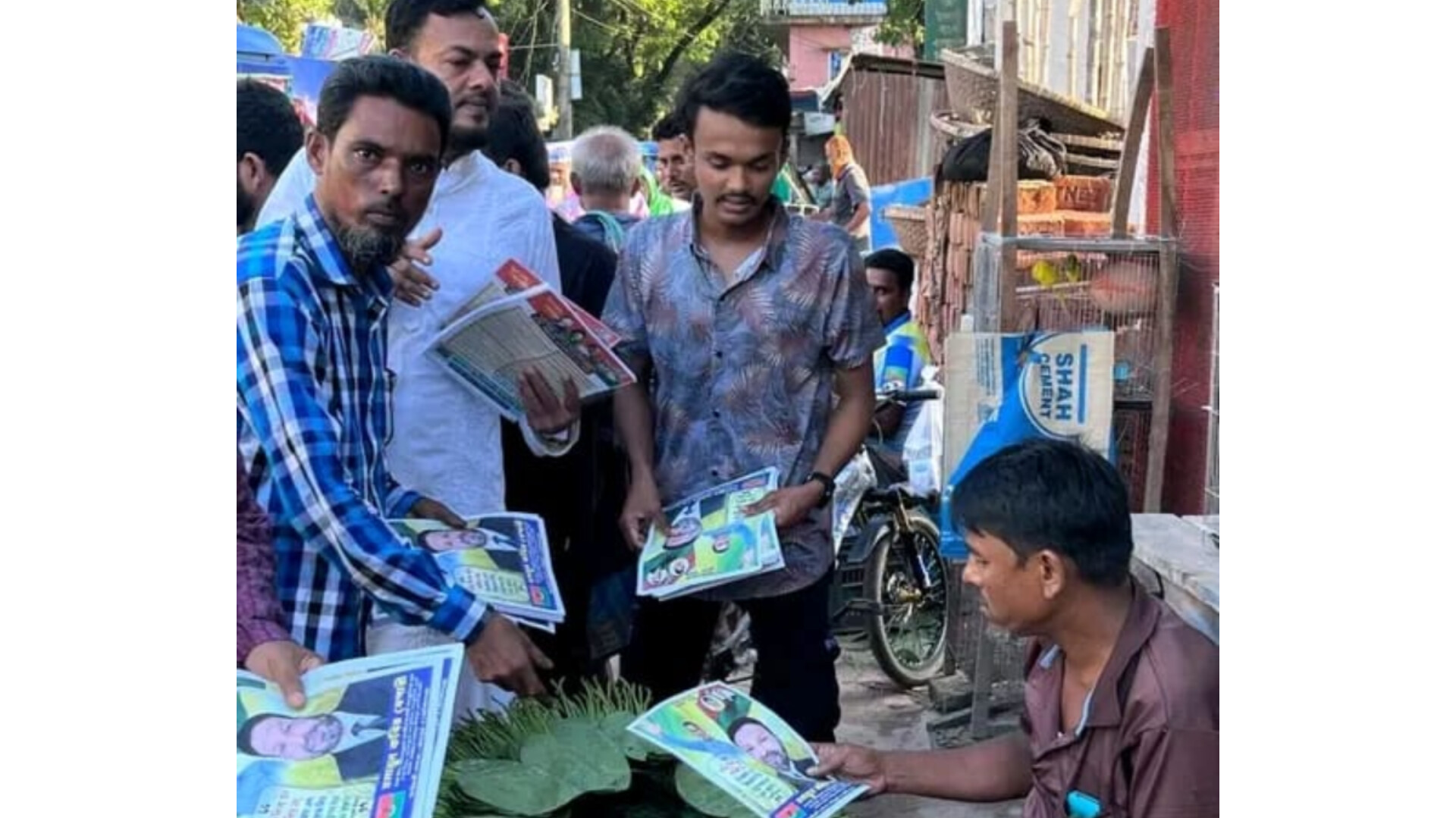 জাতীয়তাবাদী সাংস্কৃতিক দলের সভাপতি হুমায়ুন কবির বেপারীর পক্ষে ৩১ দফার লিফলেট বিতরণ