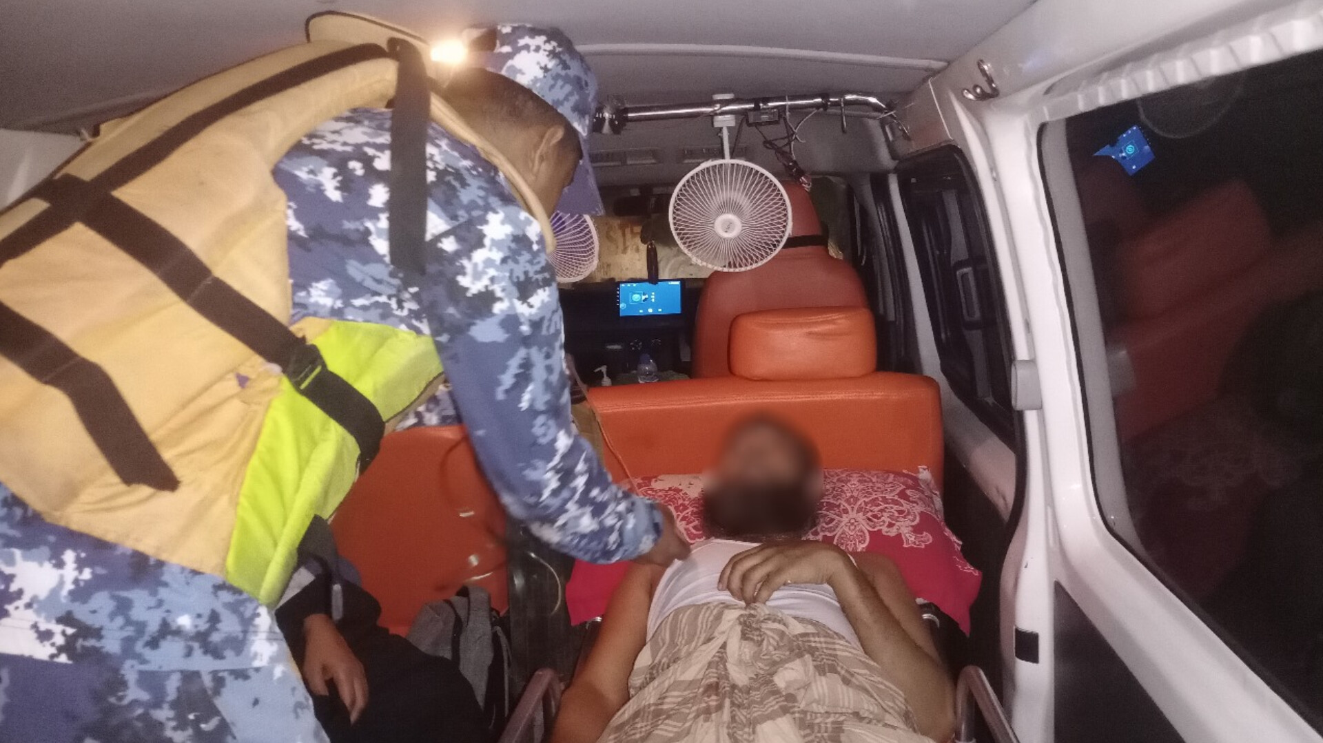 অসুস্থ লঞ্চ যাত্রীকে কোস্টগার্ডের জরুরি চিকিৎসা সেবা প্রদান