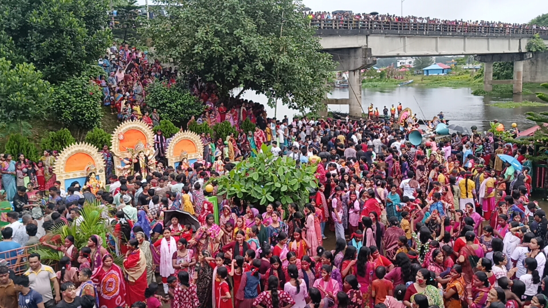ব্যাপক উৎসাহ উদ্দীপনায় শাহরাস্তিতে প্রতিমা বিসর্জন