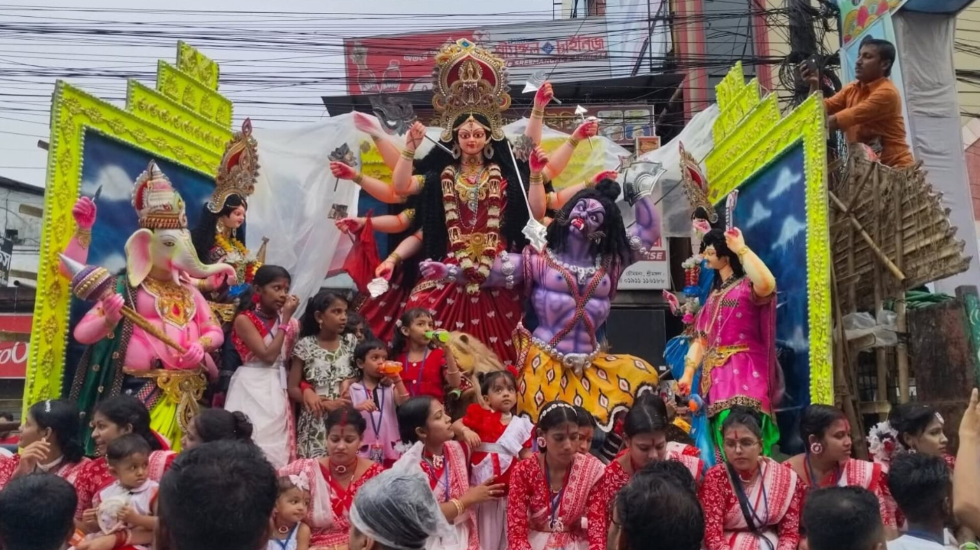 শ্রীমঙ্গলে বিজয়া শোভাযাত্রায় মানুষের ঢল