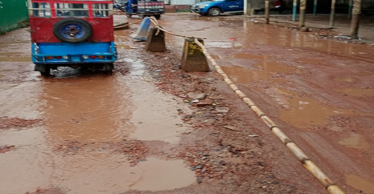 চাঁদপুর লঞ্চঘাটে প্রবেশের রাস্তার বেহাল দশা! যাত্রী দুর্ভোগ চরমে