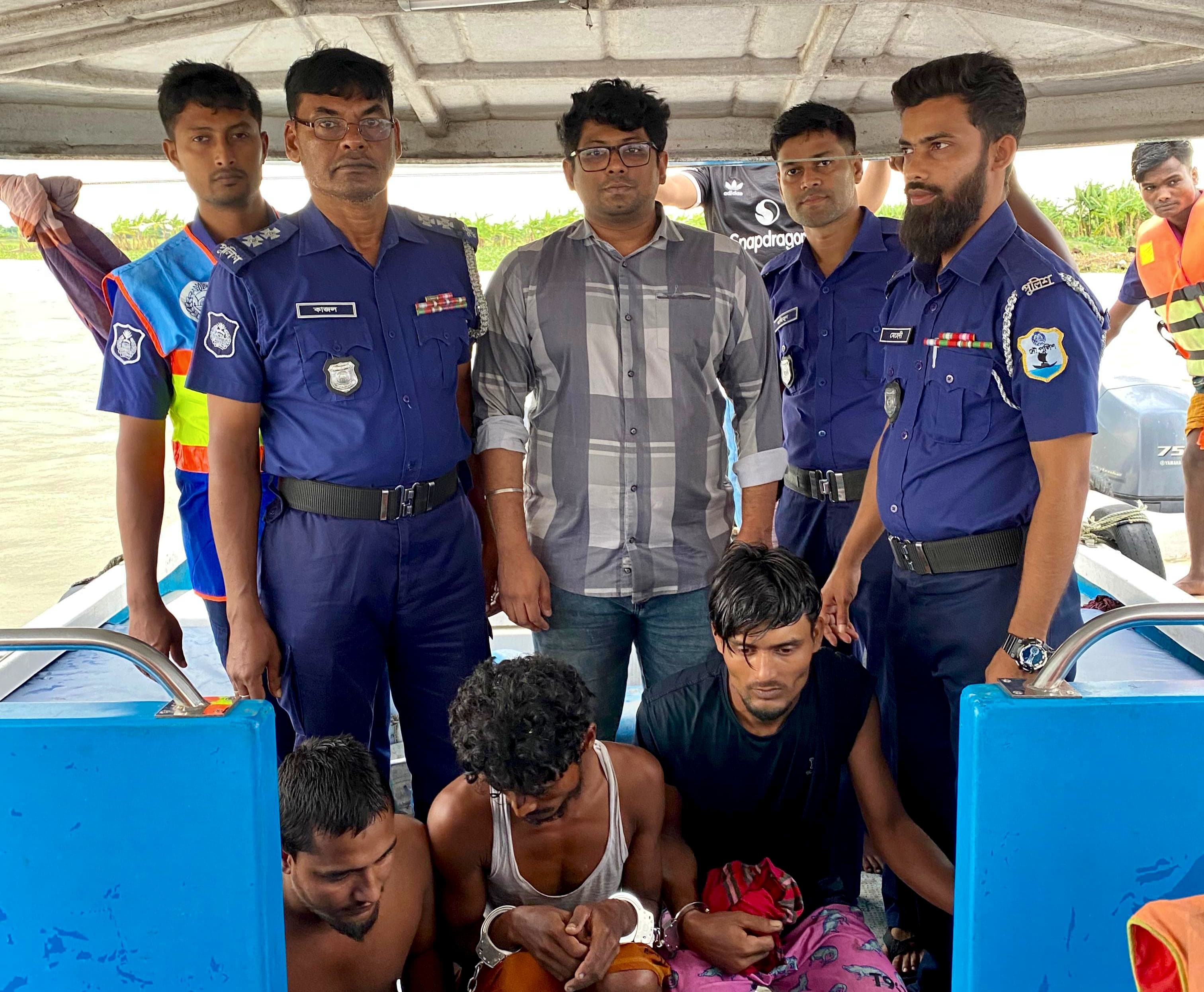 হাইমচরে মেঘনায় মা ইলিশ নিধনকালে কারেন্ট জালসহ ৩ জেলে আটক