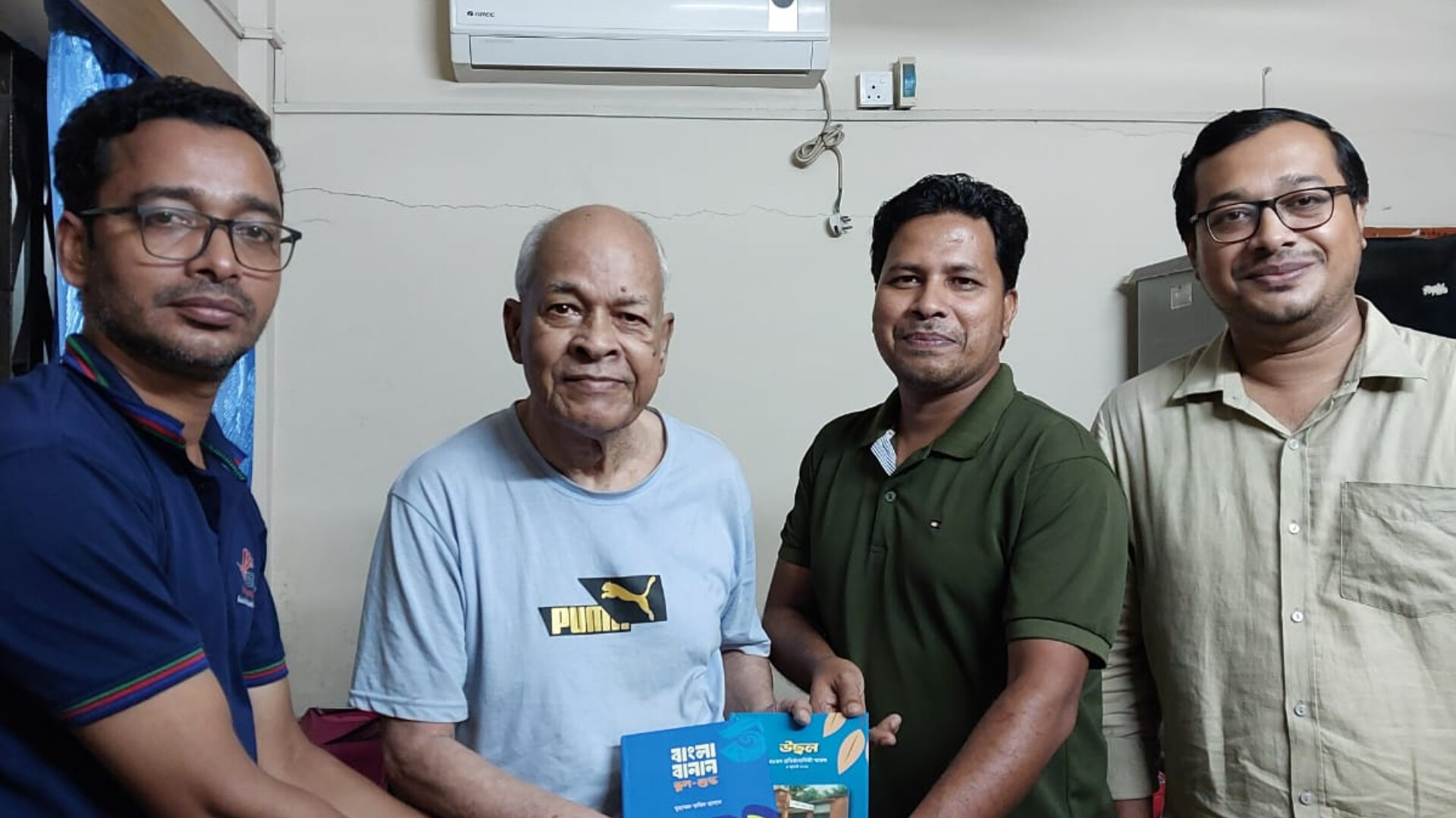 সাংস্কৃতিক ব্যক্তিত্ব জীবন কানাই চক্রবর্তীর সাথে সাহিত্য পরিষদ নেতৃবৃন্দের মতবিনিময