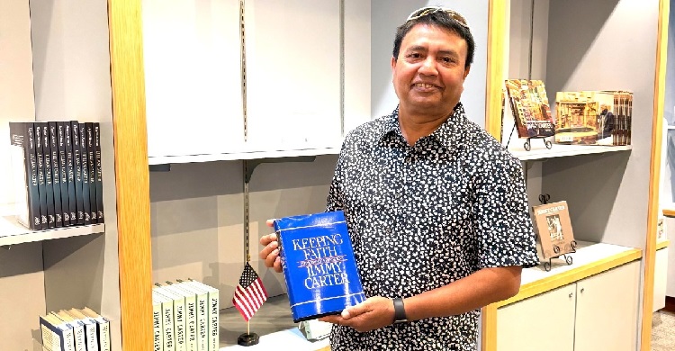 জিমি কাটার রচিত বইটির সর্বশেষ কপি সংগ্রহ করে ধন্য