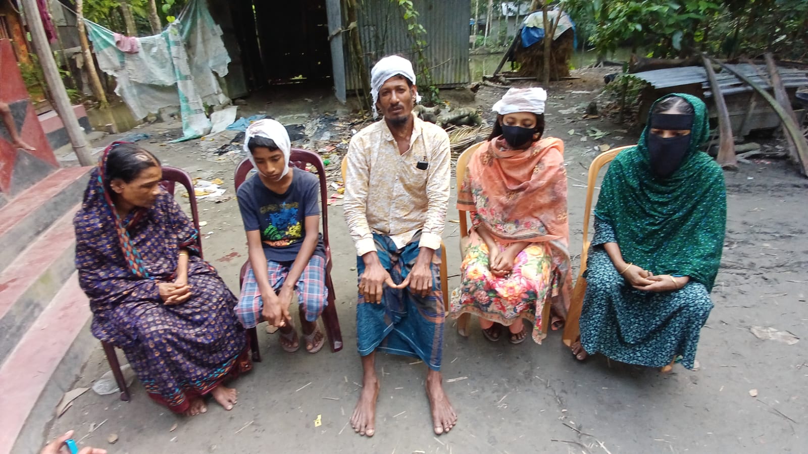 রায়পুরে একই পরিবারের ৫ জনকে কুপিয়ে জখম, ভাংচুর-লুটপাট