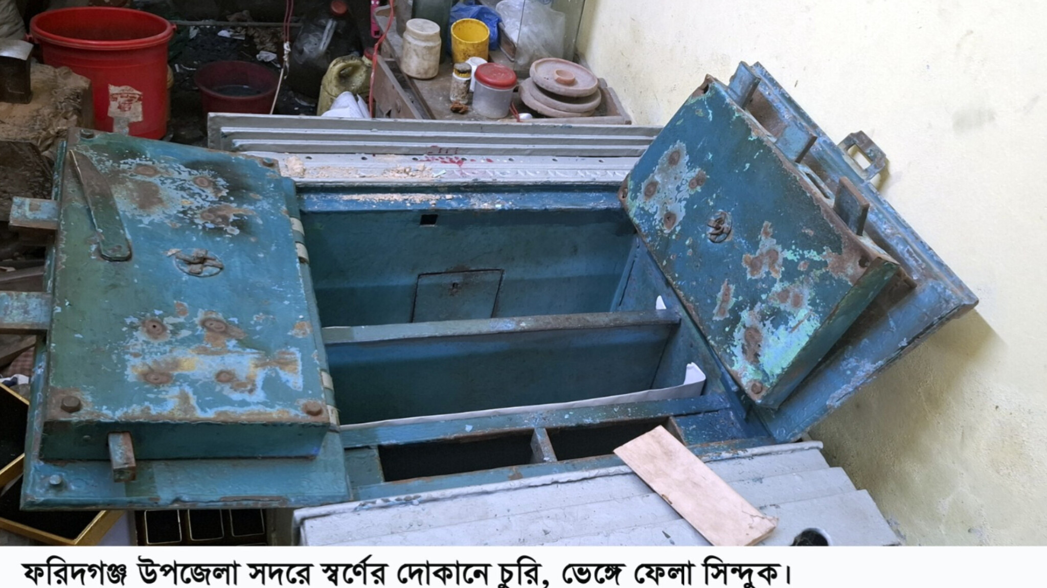 শতভরি স্বর্ণ-রূপা চুরি হওয়ার দাবি ॥ সিন্দুক ভেঙ্গে তছনছ