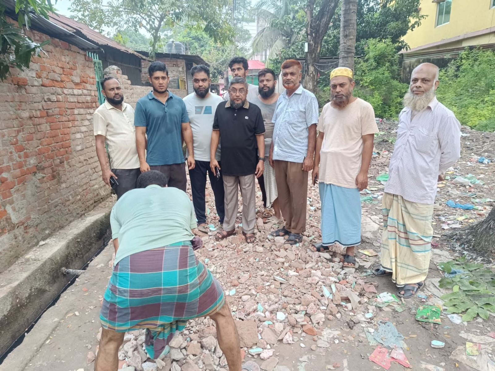 রাবিশ ফেলে রাস্তা সংস্কার করে দিলেন চাঁদপুর পৌর বিএনপির সভাপতি আক্তার মাঝি