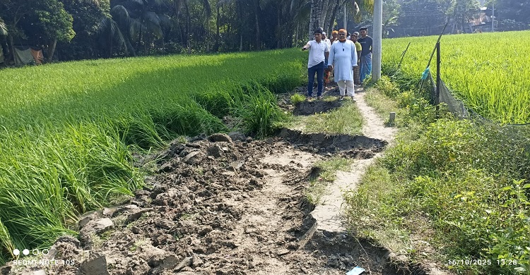 দলবল নিয়ে শত বছরের চলাচলের রাস্তা কাটলেন প্রতিপক্ষ, অর্ধশত পরিবারের ভোগান্তি