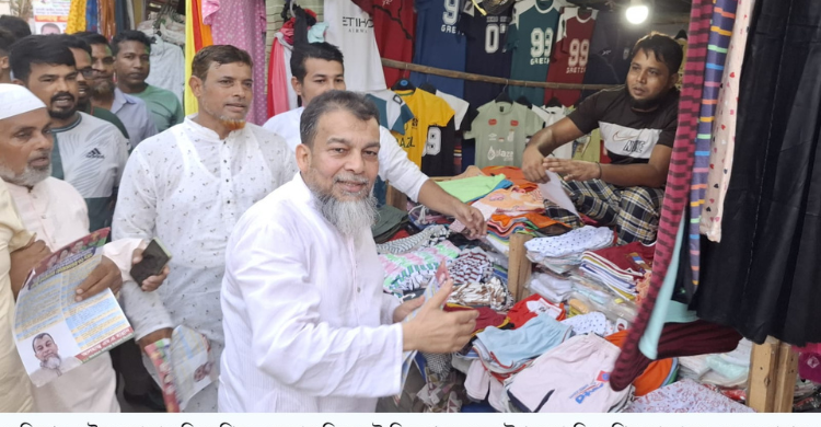 ফরিদগঞ্জ পৌর এলাকায় বিএনপির ৩১দফার লিফলেট বিতরণ করলেন এমএ হান্নান