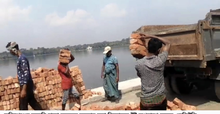 নিম্নমানের ইট অপসারণ করলো এলজিইডি