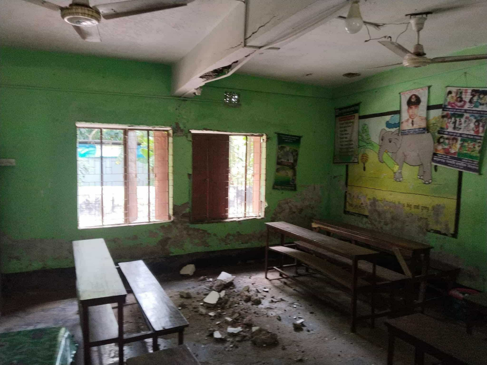 *মতলবে ২৩ সরকারি প্রাথমিক বিদ্যালয়ের ভবন জরাজীর্ণ ও ঝুঁকিপূর্ণ।। পাঠদান ব্যাহত*