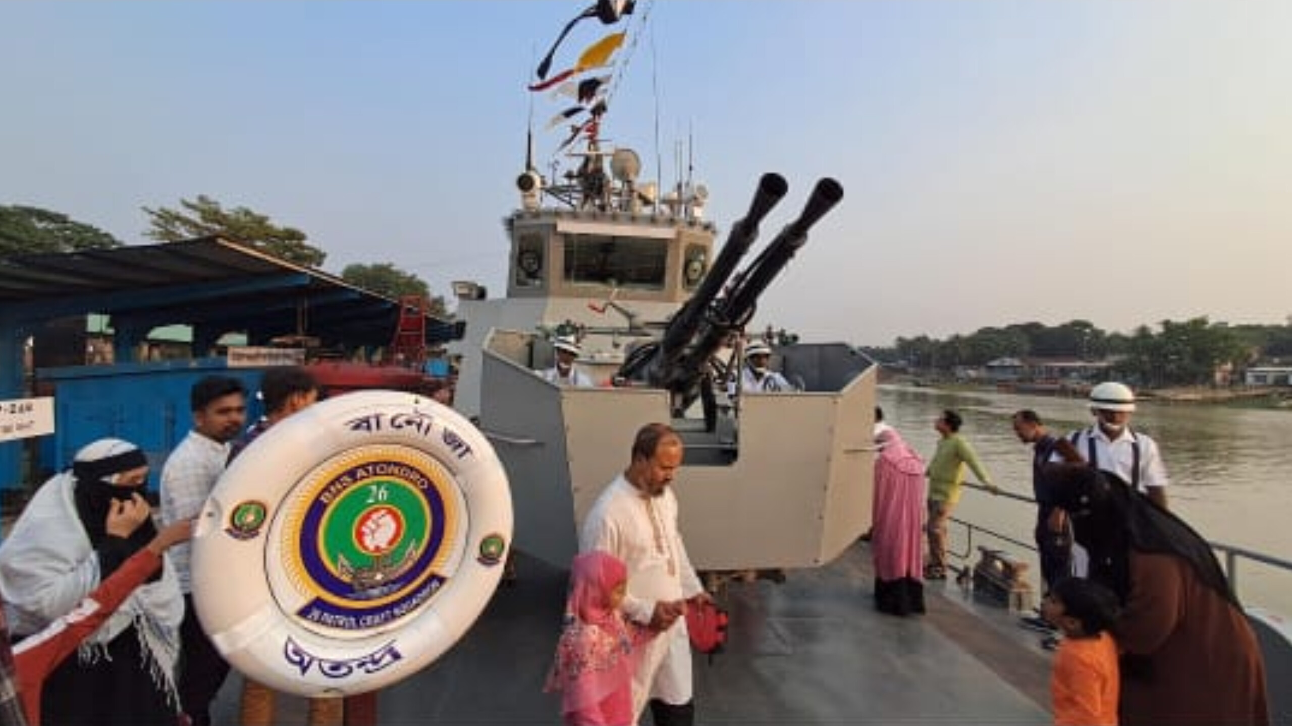 সশস্ত্র বাহিনী দিবসে যুদ্ধ জাহাজ দেখতে চাঁদপুরে দর্শনার্থীদের ভীড়