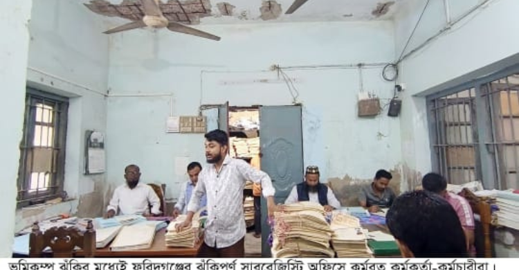ফরিদগঞ্জে পরিত্যক্ত ভবনে মৃত্যুঝুঁকি নিয়ে চলছে সাব-রেজিস্ট্রি অফিস