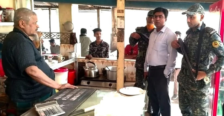 বাকিলা রেললাইনের পাশে কফি হাউজে পচাবাসি খাবার বিক্রি।। তিন প্রতিষ্ঠানে জরিমানা