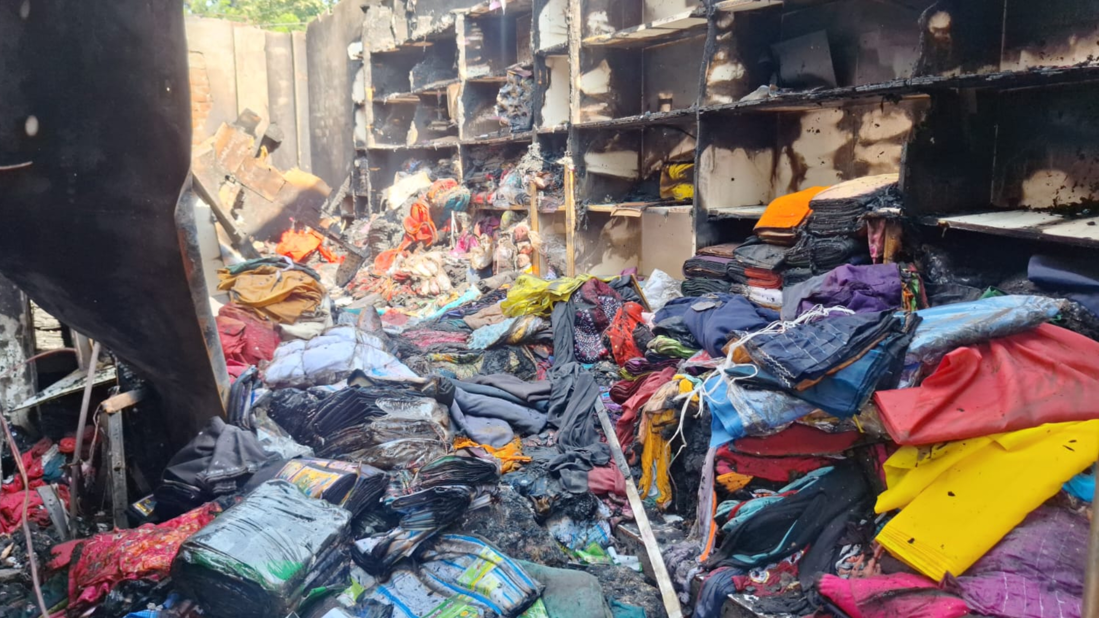 বলাখালে রাতের আগুনে ৫ ব্যবসায়ীর ভাগ্য পুড়ে ছাই।। ক্ষতি ৫ কোটি টাকা