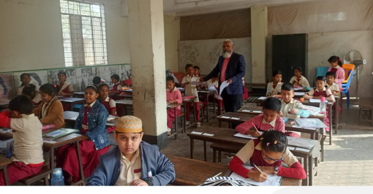 মতলবে সহকারী শিক্ষকদের কর্মবিরতি সত্ত্বেও শিক্ষা অফিসার ও প্রধান শিক্ষক পরীক্ষা নিচ্ছেন