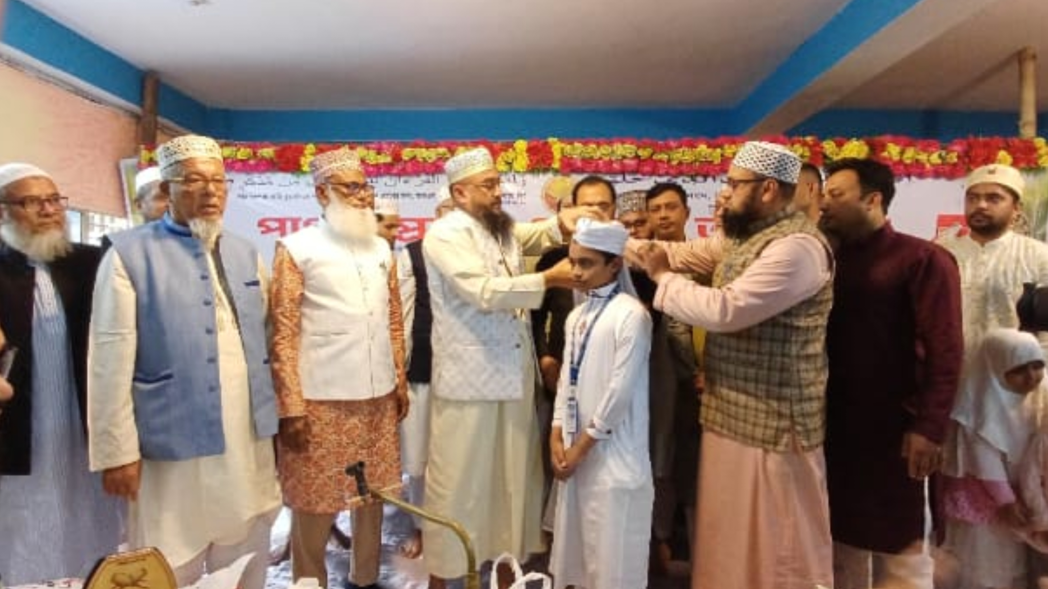 রায়পুরে তাহযীবুল উম্মাহ ইসলামিক ইন্সিটিউটে পাগড়ি বিতরণ