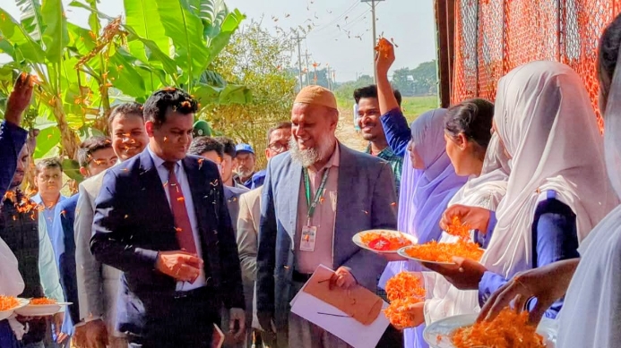 রাজরাজেশ্বর ওমর আলী হাইস্কুল পরিদর্শনে জেলা প্রশাসক