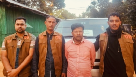 ওয়ার্কশপের আড়ালে অস্ত্র কারখানা! লক্ষ্মীপুরের চন্দ্রগঞ্জ থেকে কারিগর গ্রেফতার!