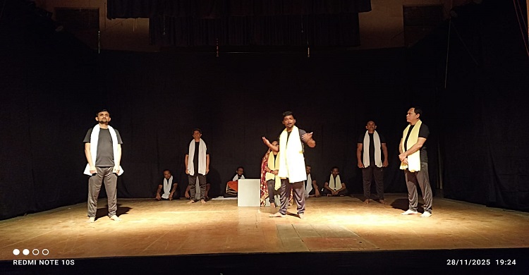 জেলা শিল্পকলা একাডেমিতে মঞ্চস্থ হলো ‘গ্রন্থিক’ ও ‘অপেক্ষা’ নাটক ৎ