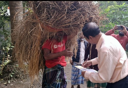 বিএনপির বার্তা ও ধানের শীষের শুভেচ্ছা পৌঁছে দিচ্ছি বাড়ি বাড়ি