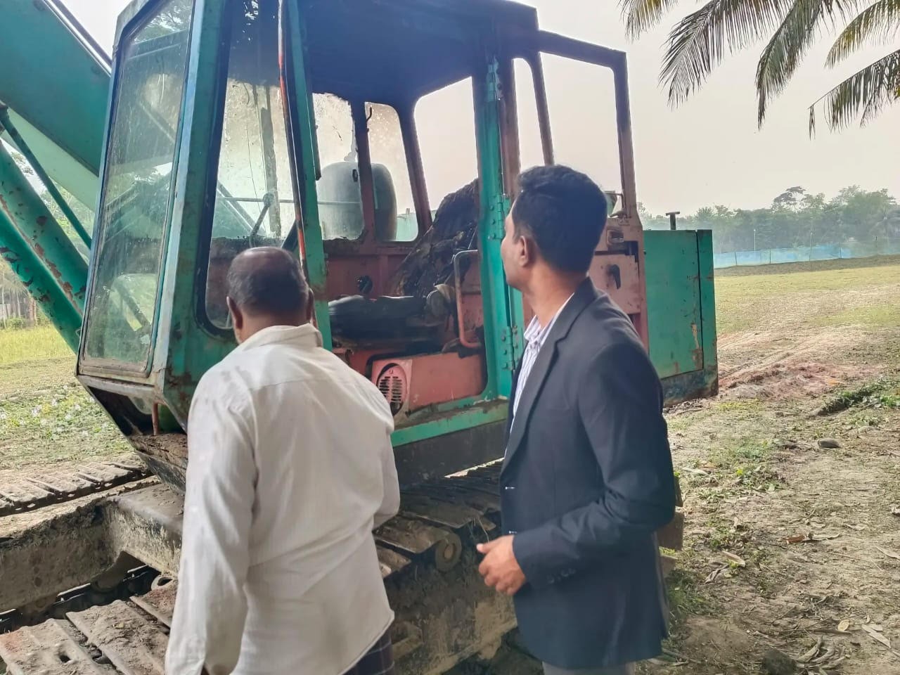 ফসলি জমি থেকে জোর করে মাটি কেটে নেওয়ার অভিযোগ* ভূমি-মালিক পরিবার নিরাপত্তাহীনতায়