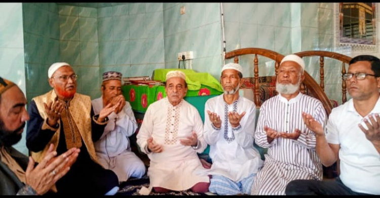 পুরাণবাজারে খালেদা জিয়ার সুস্থতা কামনায় দোয়া মাহফিল