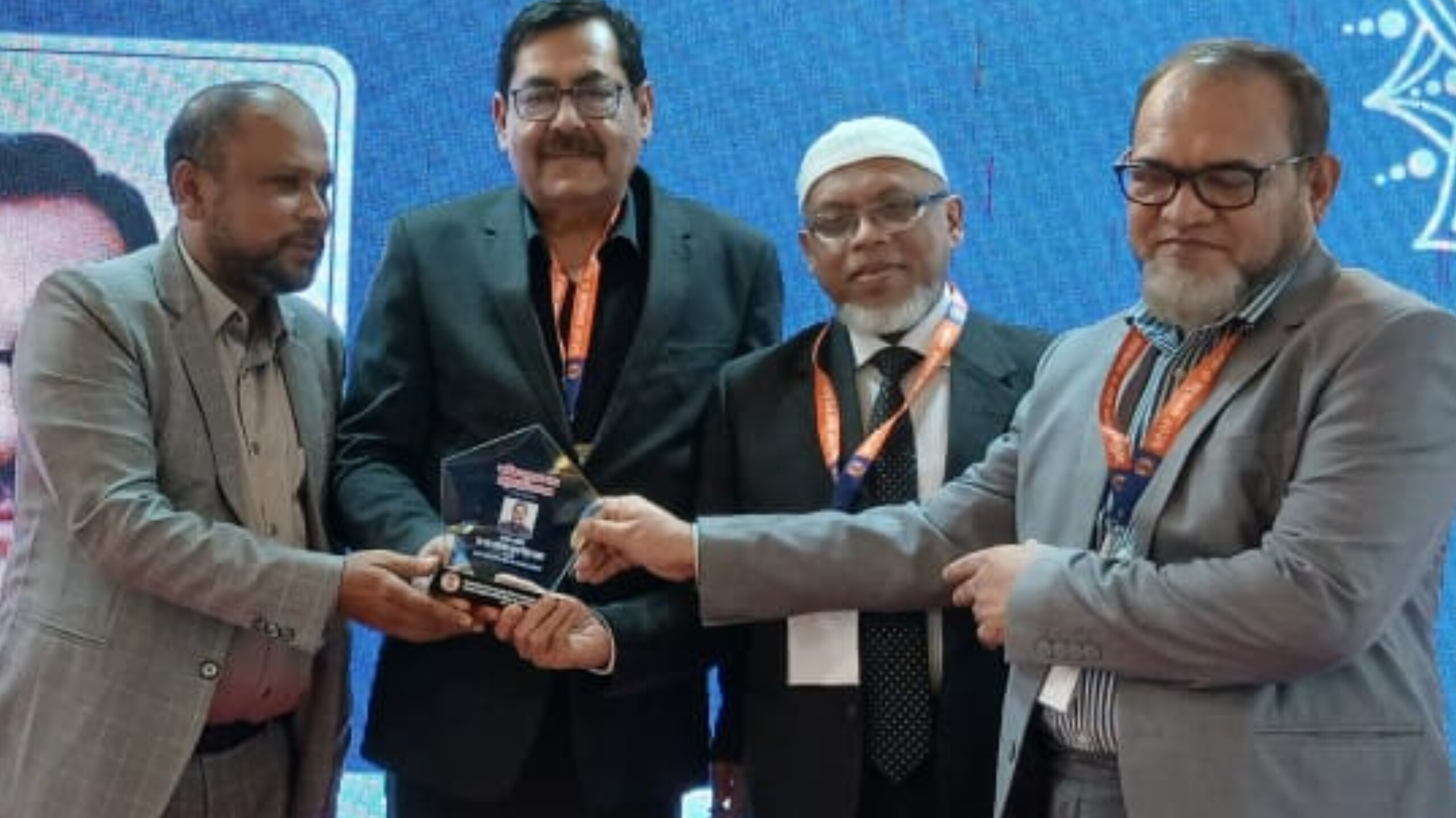 হাসপাতালগুলো জনগণের স্বাস্থ্যসেবা নিশ্চিত করতে নিরলসভাবে কাজ করে যাচ্ছে